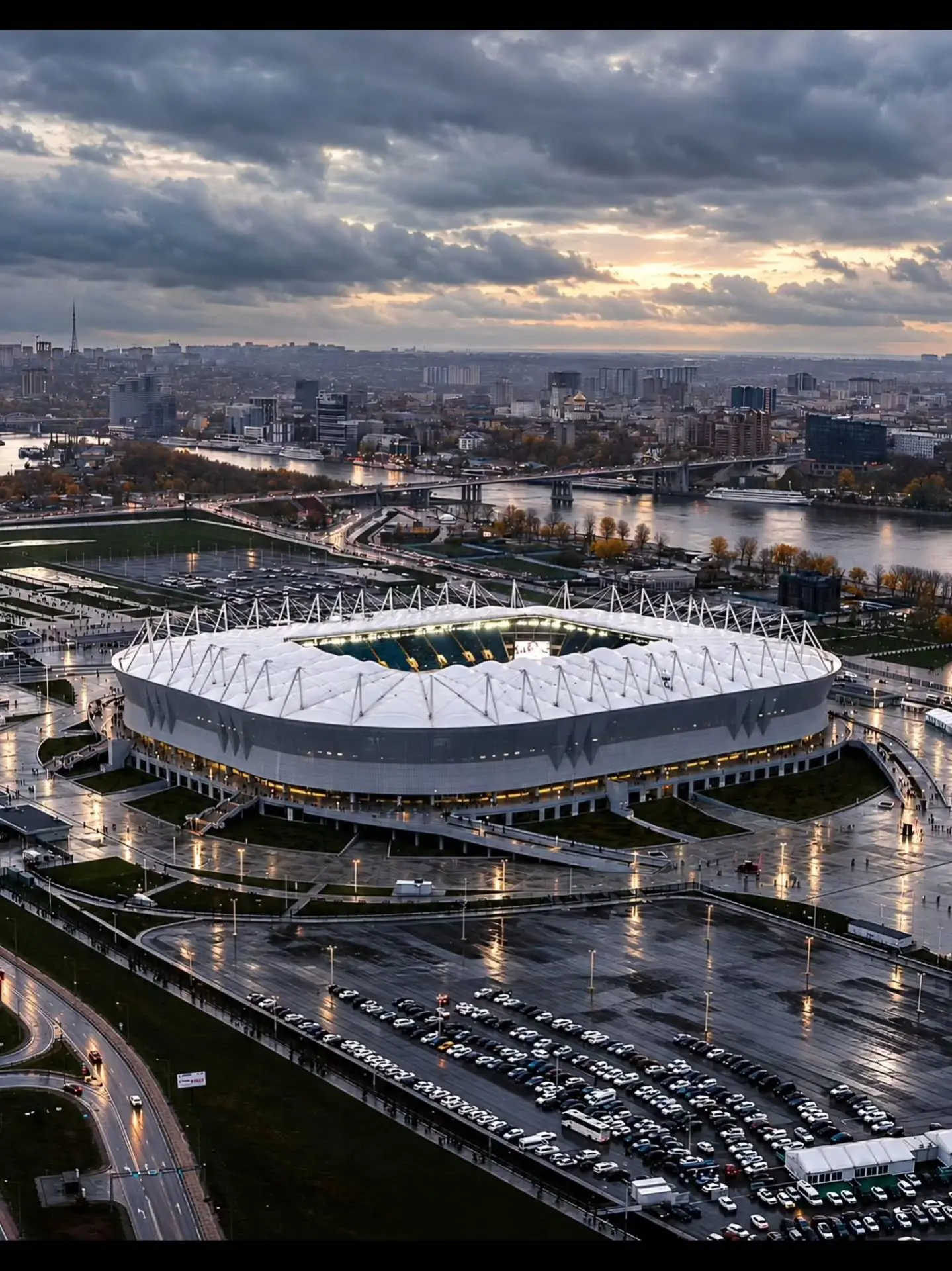 🍂Осенью Ростов меняется. Мокрый асфальт отражает огни, деревья становятся ярче на фоне...