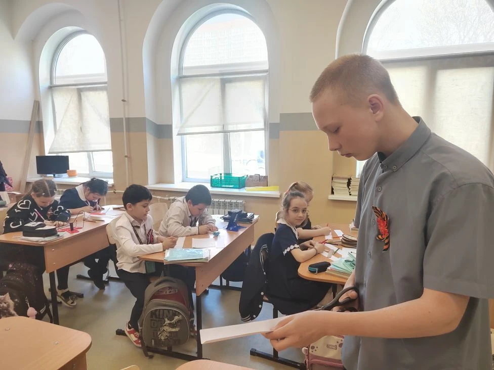 Сегодня ученики 6 «И» класса выступили в роли настоящих наставников. Ребята помогали малышам из 2 «Ж