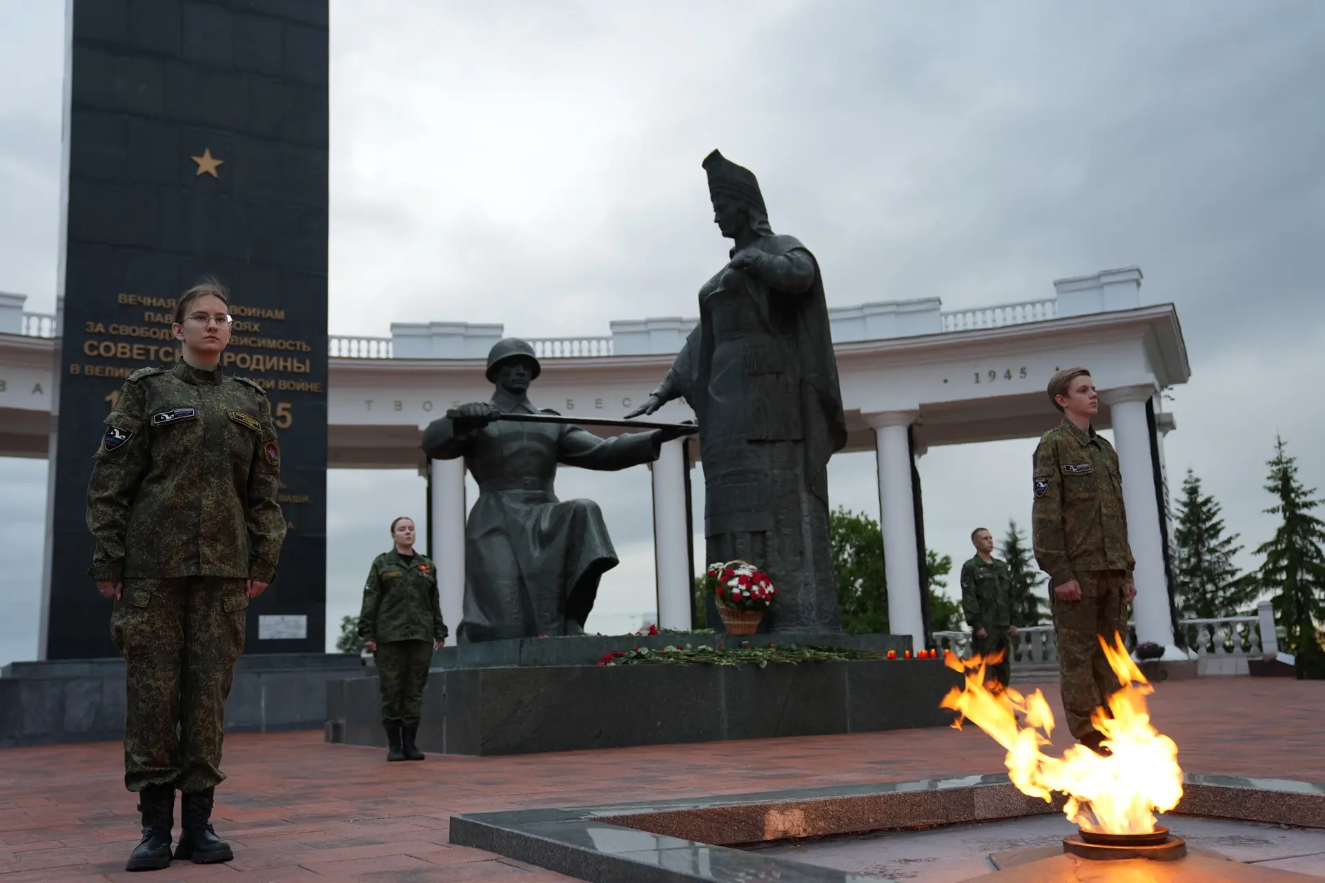 Мы помним. Мы гордимся. 🕯

С самого раннего утра у Вечного огня уже становится людно. Это особенное