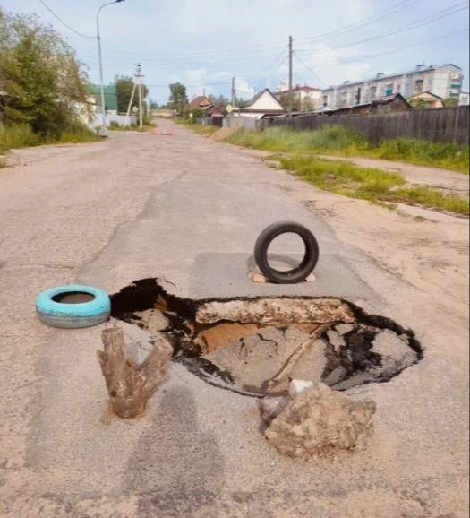 Проблема на дороге в Чите: яма увеличивается, местные жители огораживают опасный участок