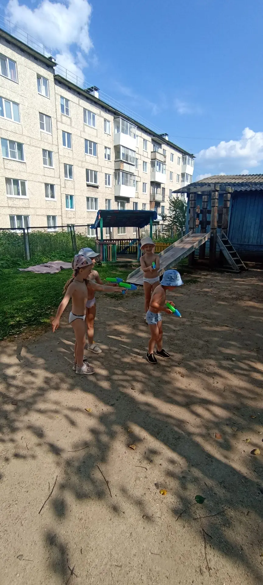 Лето, солнце и вода .
Лето - это самое лучшее время для игр с водными пистолетами и водяными бомбочк