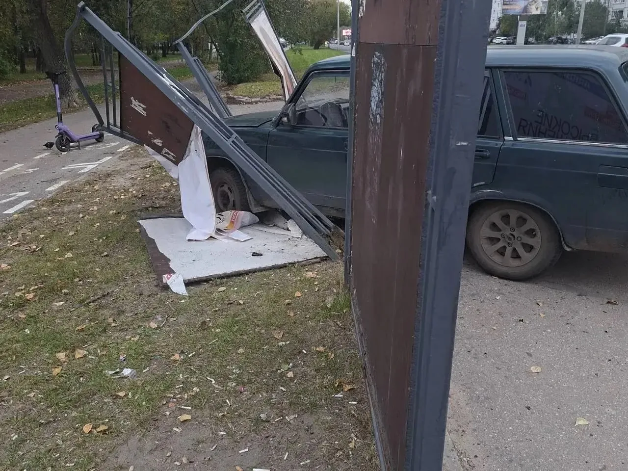 Немножко не рассчитал — водитель протаранил рекламные щиты на остановке «Дружаева»