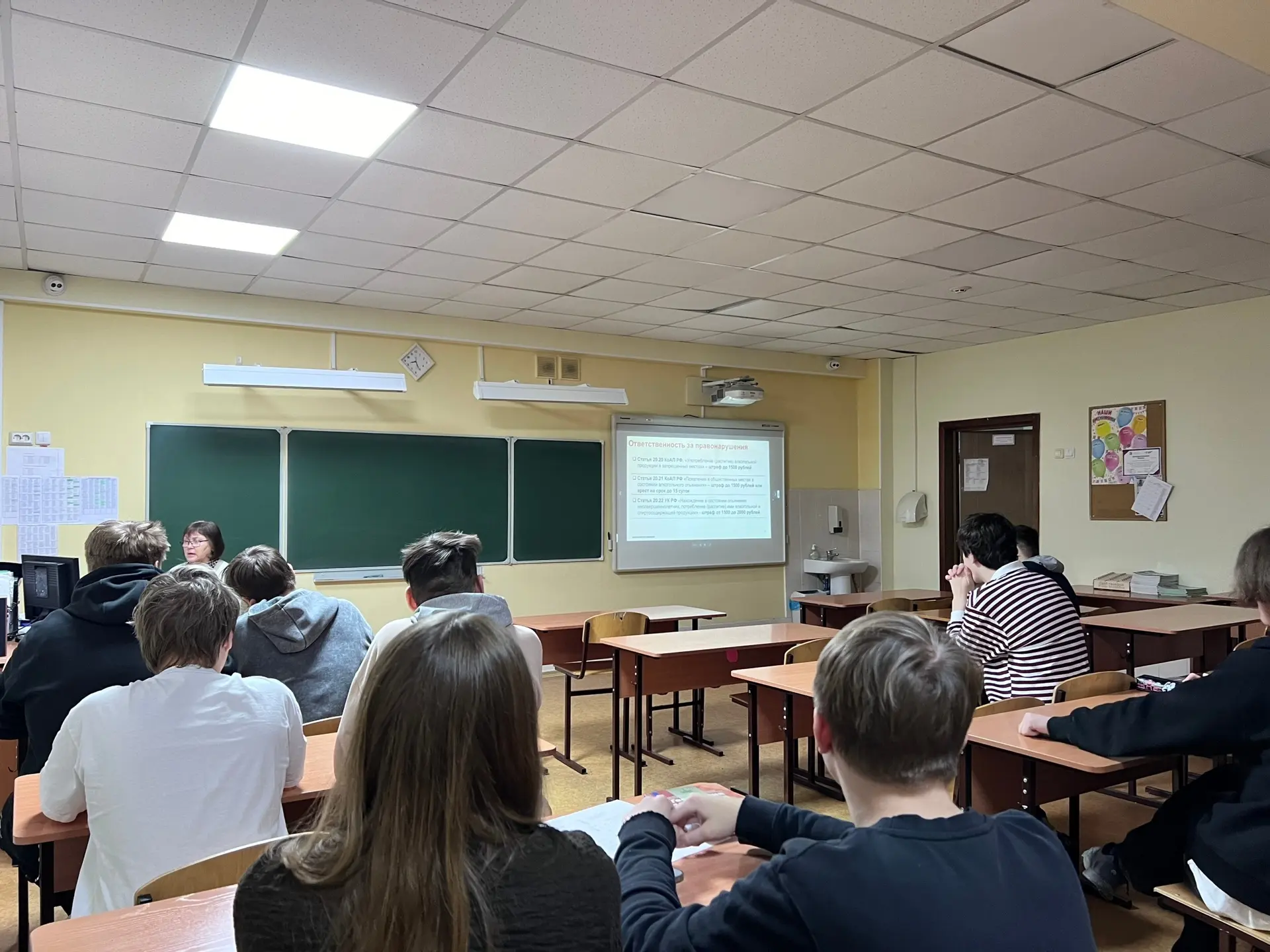 🏫По традиции начало учебной недели в лицее началось с церемонии поднятия Государственного Флага.  🗓️