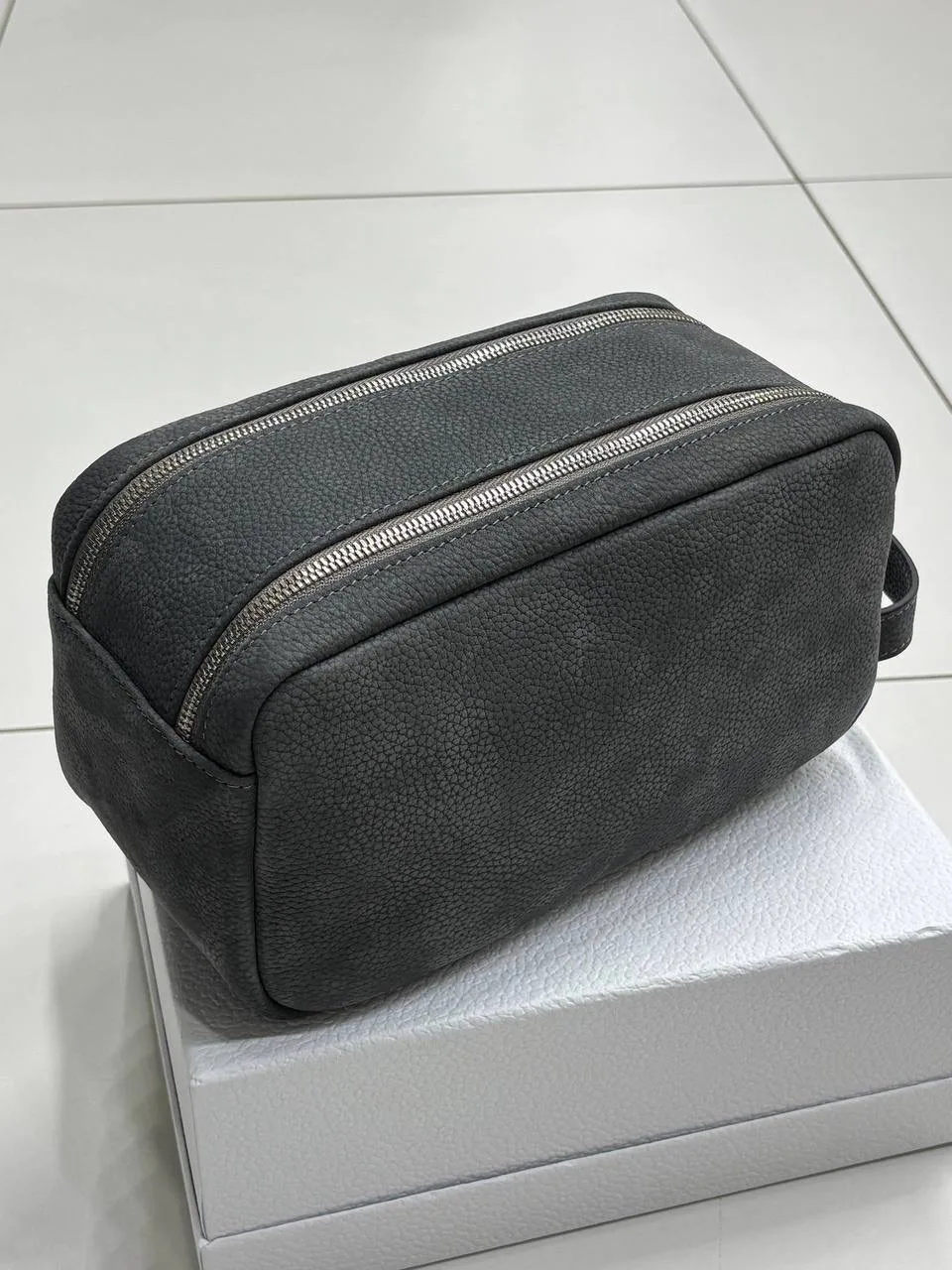 ✨ Несессер Brunello Cucinelli

➡️Несессер Brunello Cucinelli графитового цвета из нубуковой кожи вып