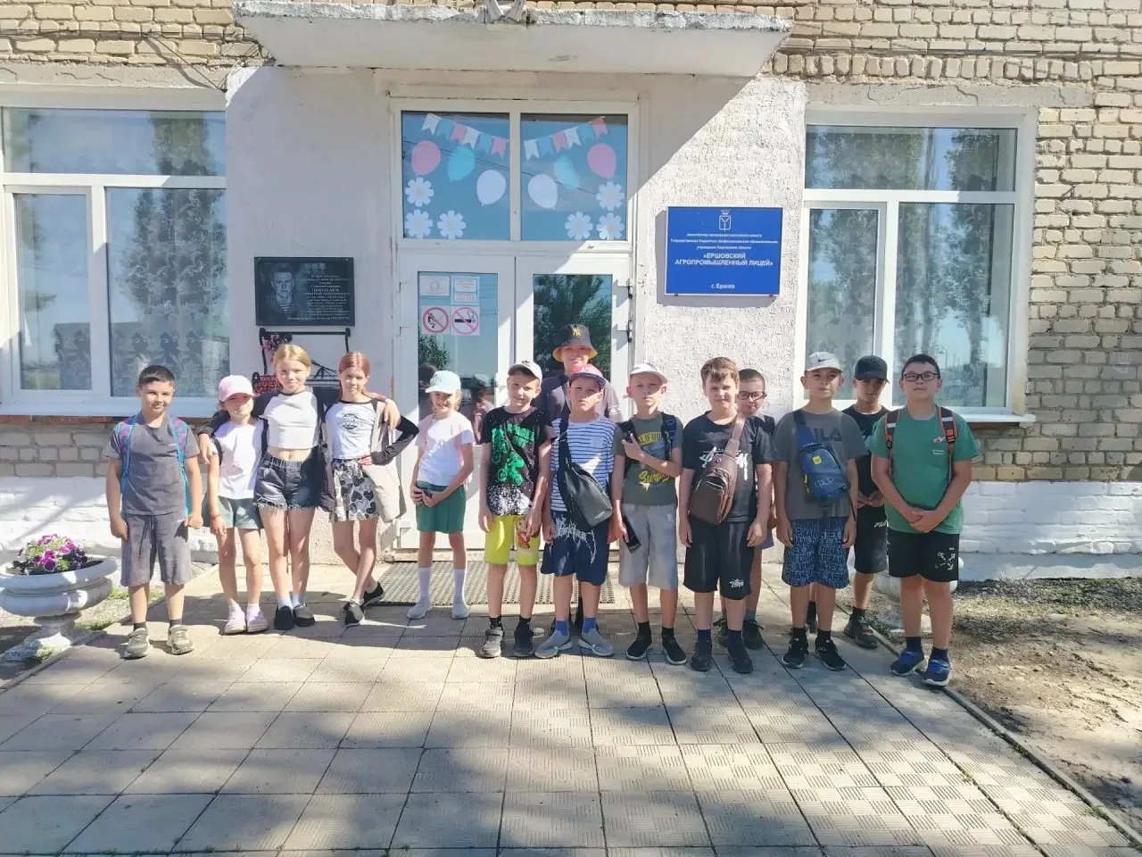 🌿 Сегодняшний день в лагере: экскурсия и творчество!

Наши ребята отправились на увлекательную экск