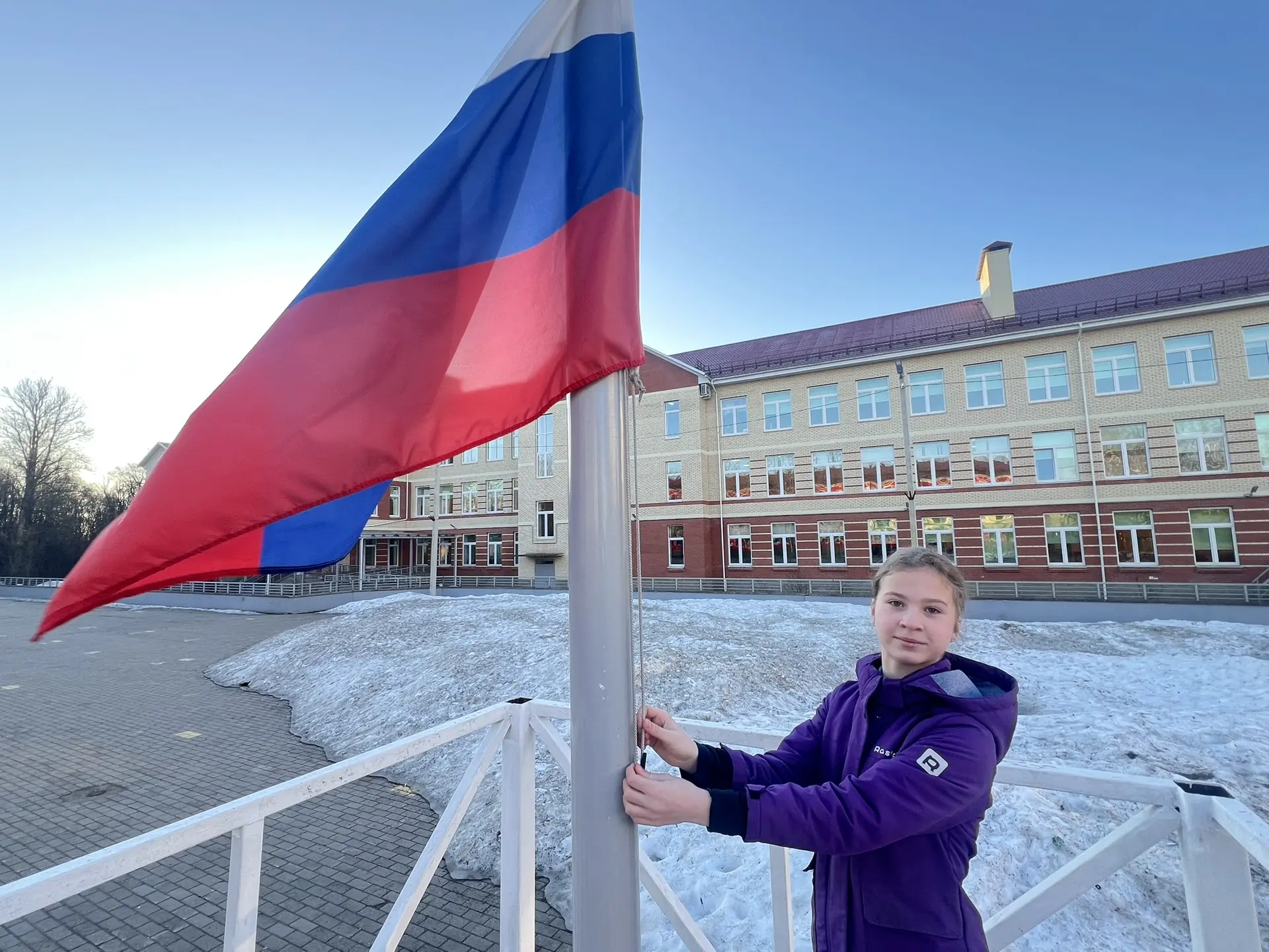🇷🇺 Понедельник в Колтушской СОШ выдался по-настоящему событийным!  Сегодняшнее утро началось с торже