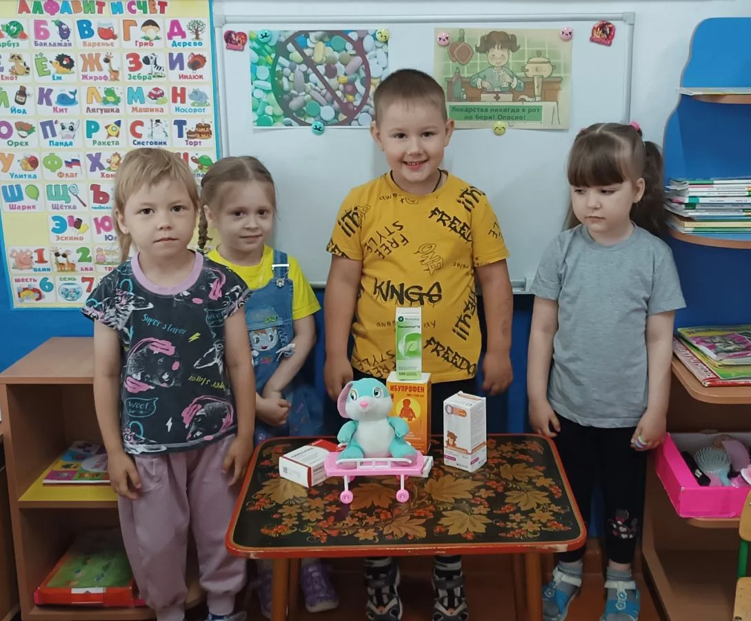 В рамках Единого дня безопасности с детьми группы "Любознайки" прошла беседа "Таблетки детям не конф