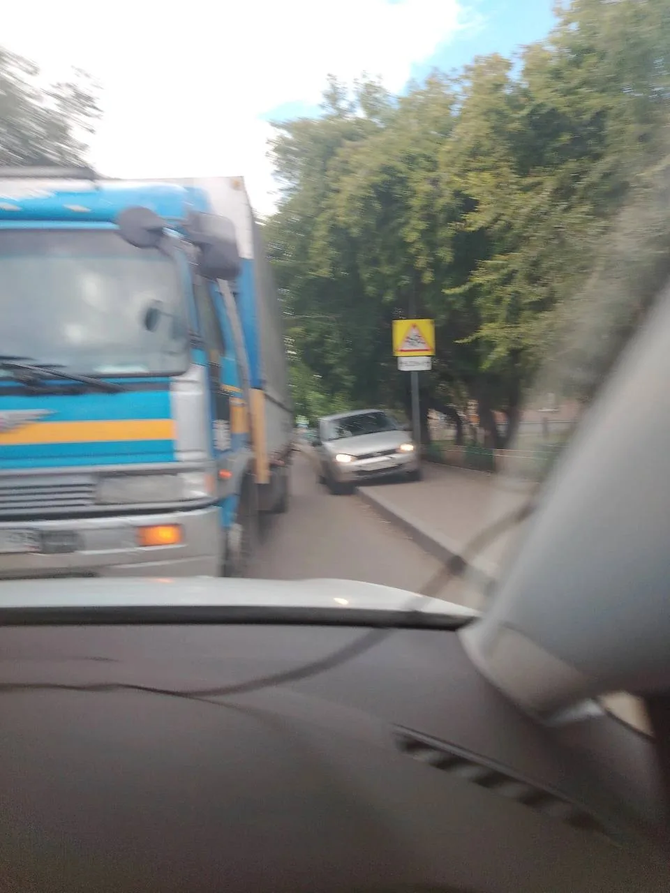 На улице Маяковского поменяли схему движения, но многие продолжают ездить по памяти, а ...