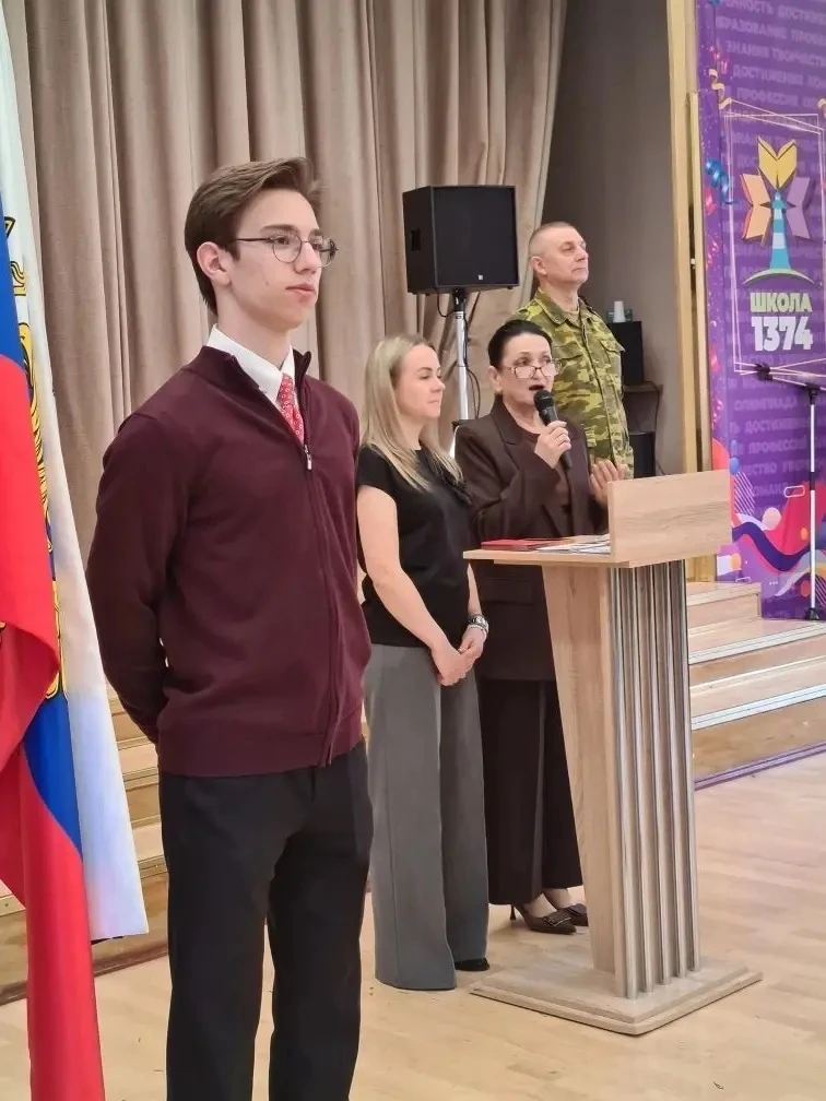 🇷🇺 Неделя в нашей школе традиционно началась с торжественной церемонии поднятия флага и исполнения г