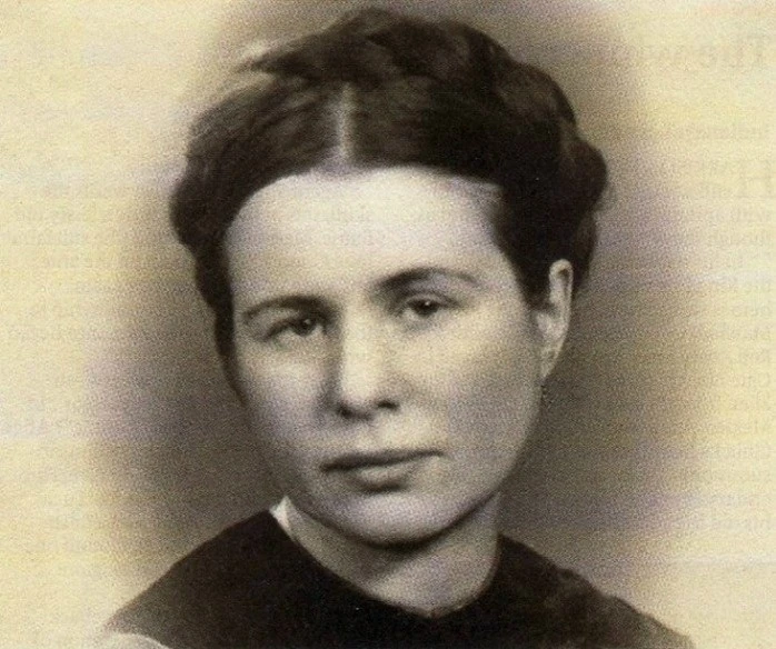 Эта женщина живьем укладывала детей в гробы. Спустя годы она получила за это не одну награду… 
 
До 