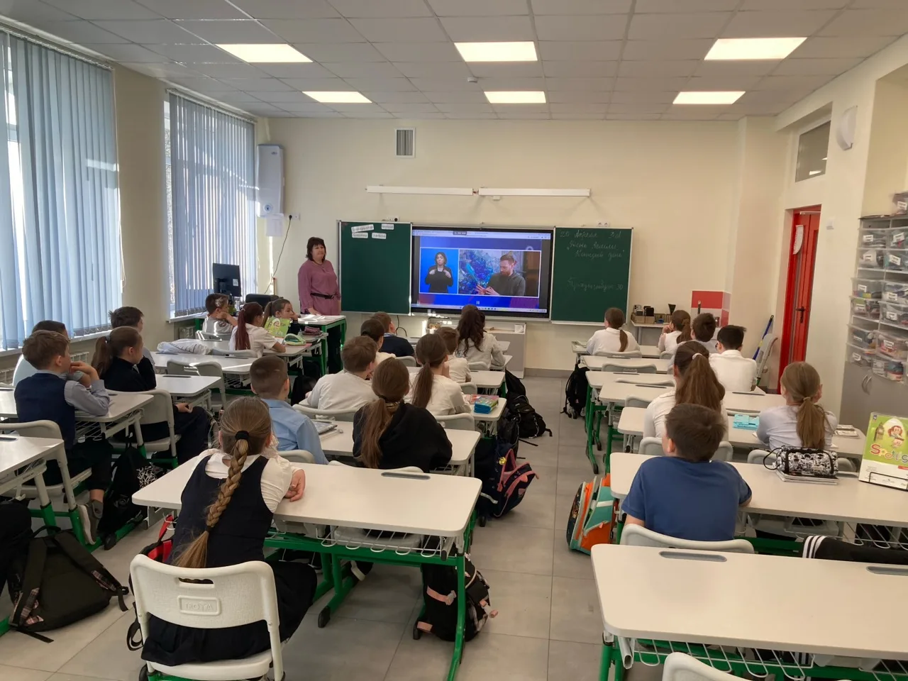 🌅Понедельник, 20 апреля — старт новой учебной недели!    Традиционно в 8.00 на школьном дворе зазвуч