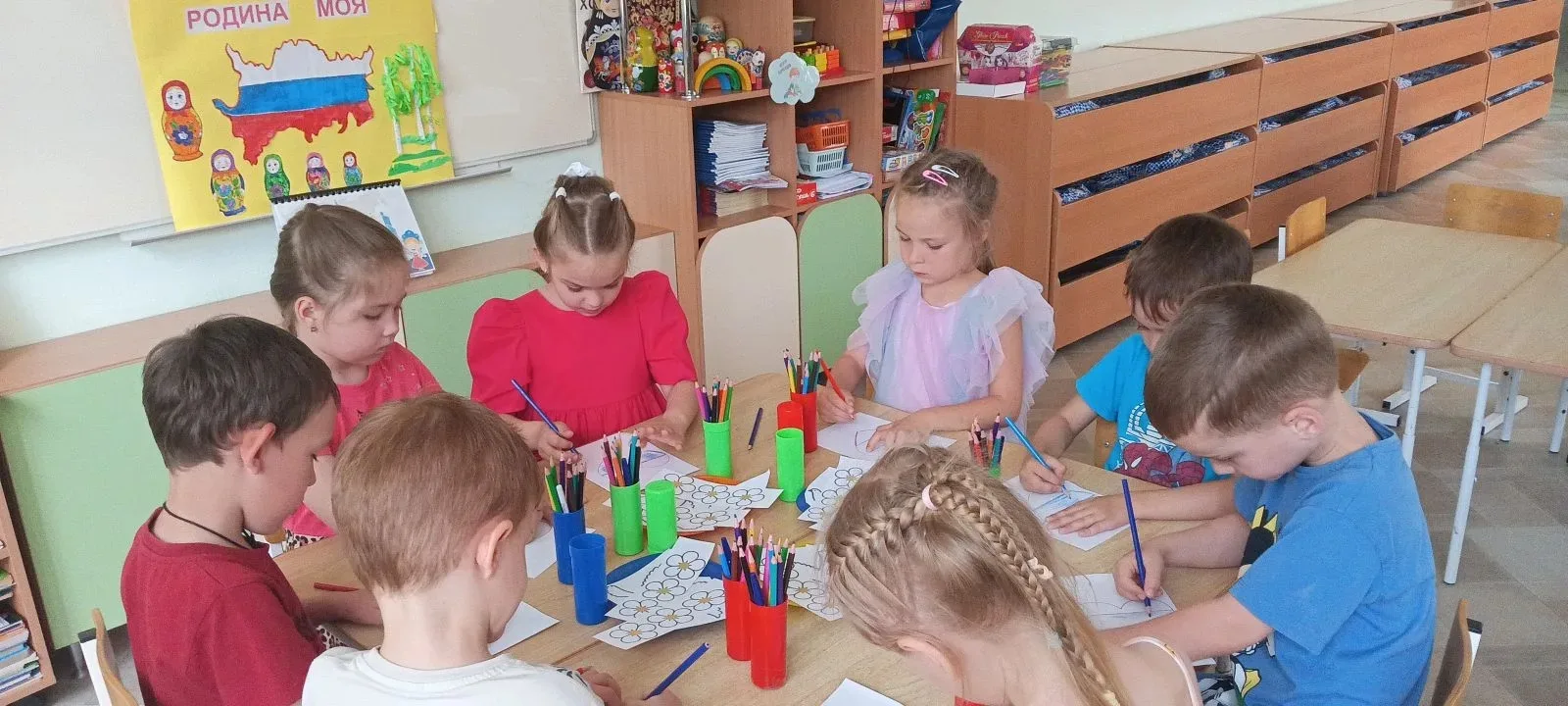 Ребята группы "Звёздочки" и "Лучики" выполнили аппликацию: "Люблю тебя, моя Россия"🇷🇺🇷🇺🇷🇺