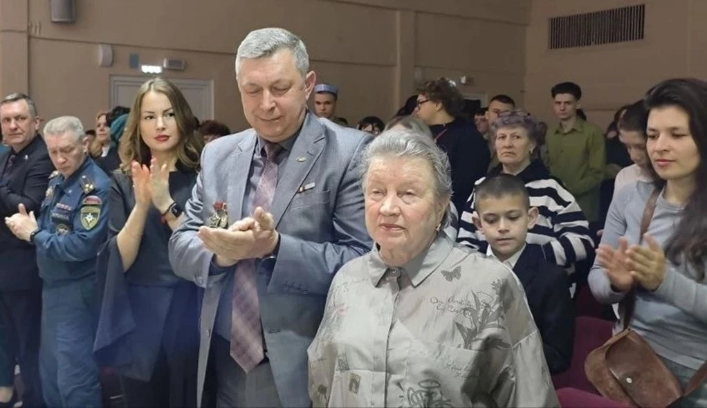 На гала-концерте Людмила Николаевна Рындина вручила награды победителям Марафона военно-патриотическ