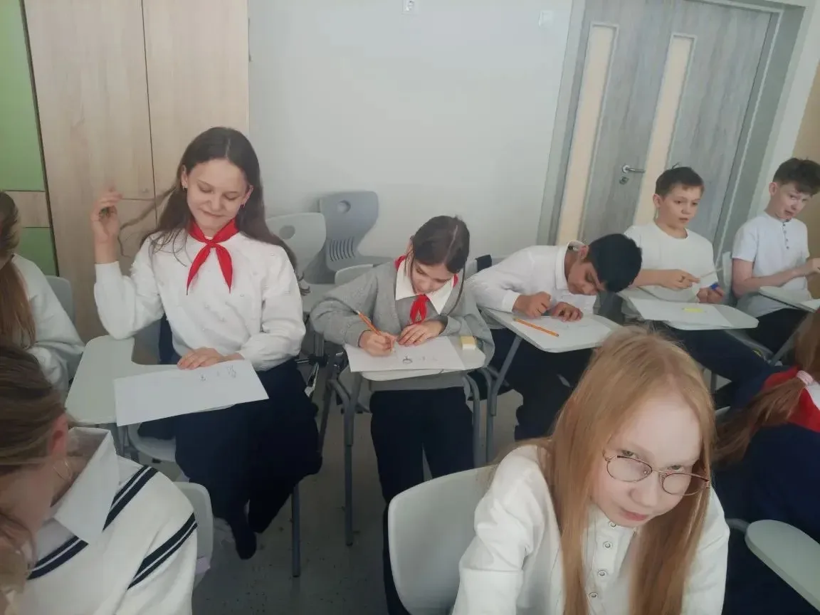 🧠✨ Неделя психологии в школе: эмоции, творчество и открытия! 💬🎨  В нашей школе ярко и насыщенно прош