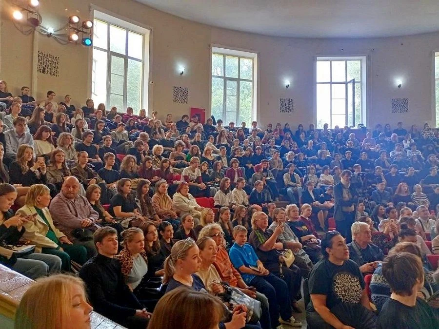 Громкими аплодисментами и множеством вопросов встретили студенты Волгоградской государс...