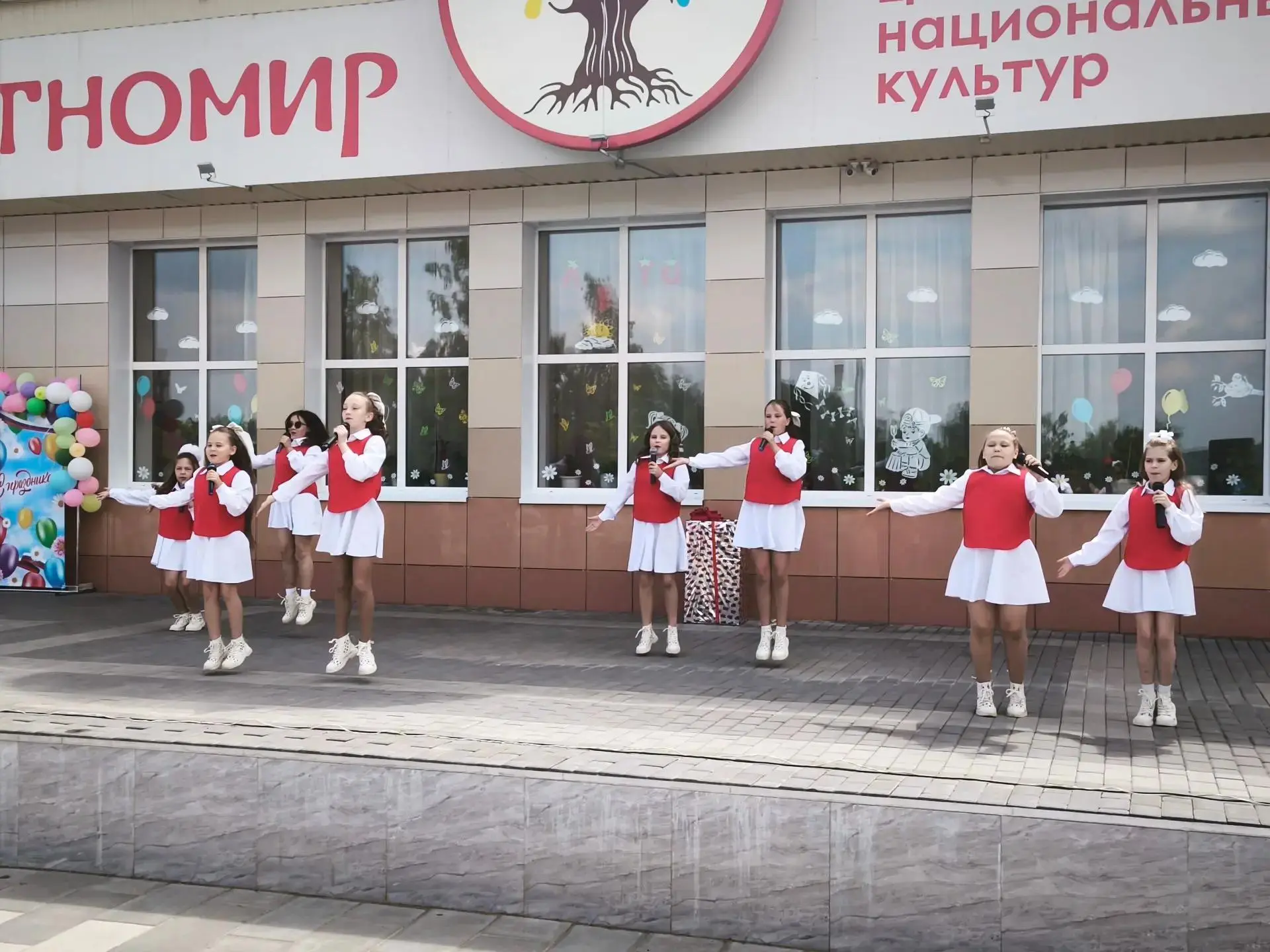 Площадь Победы превратилась в эпицентр настоящего праздника! 🎉 Красочные мероприятия, наполненные з