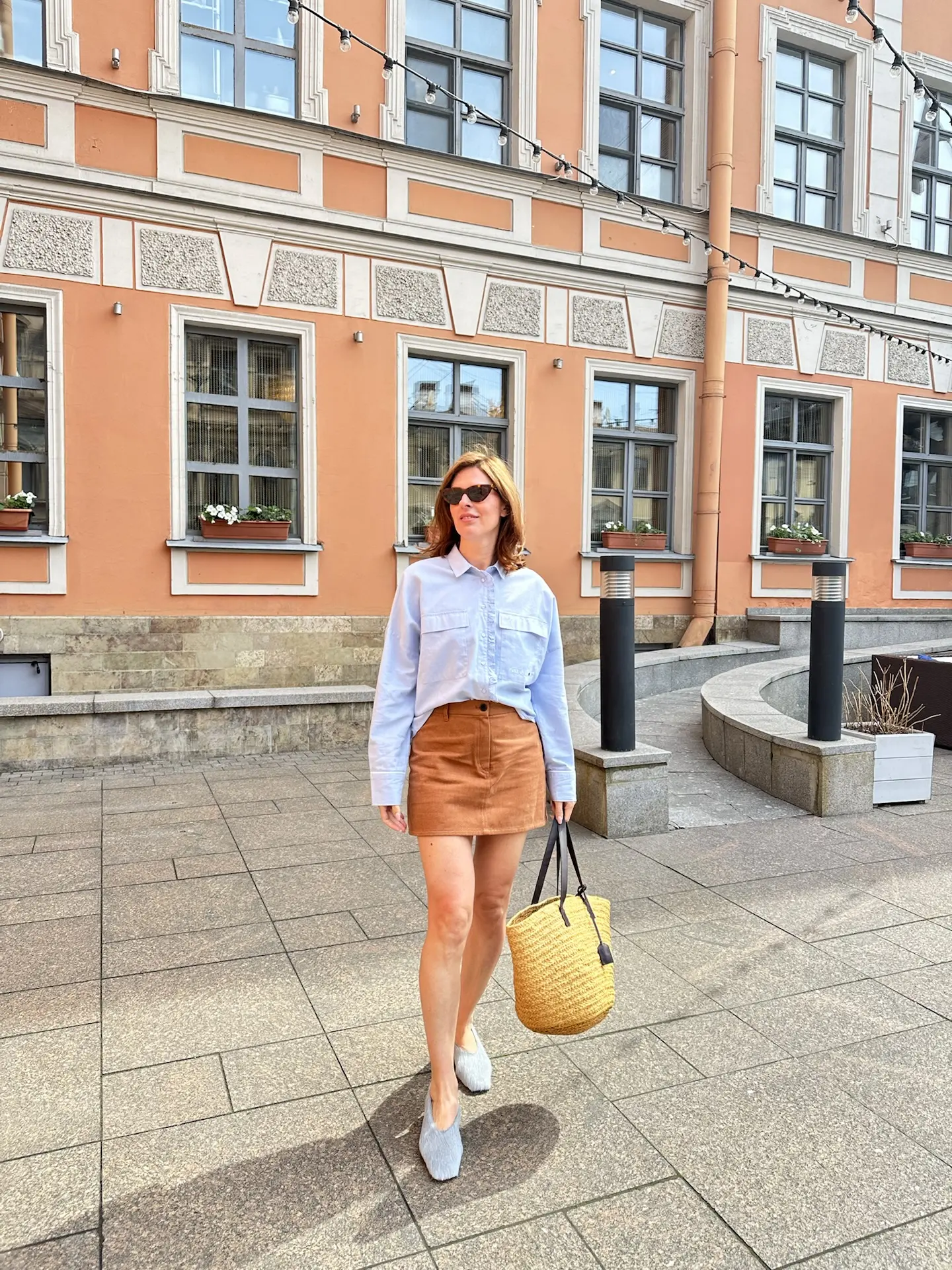 Образ дня:  Рубашка Smith&Soul Юбка aimclo Туфли Askent Сумка YSL  Очки Celine