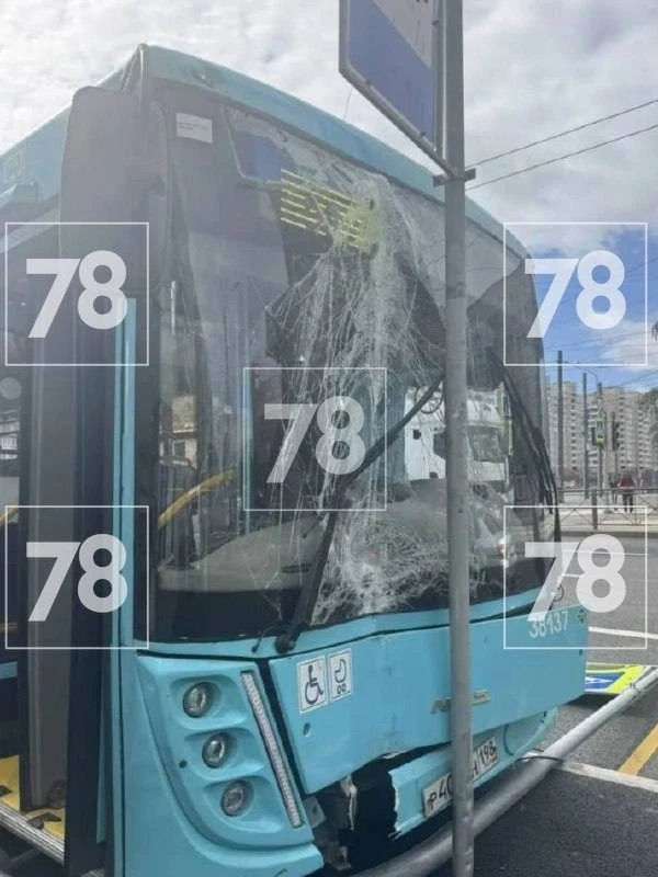 😱 Водитель автобуса уснул за рулём и наехал на двух пешеходов. Авария произошла на Све...
