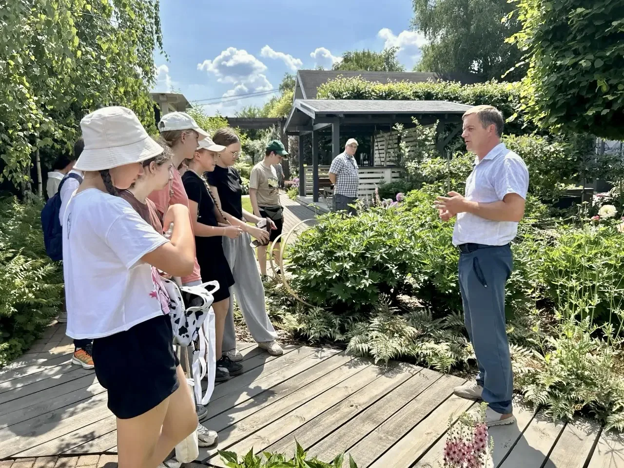 🌿 Седьмой день естественно-научной смены прошёл в самых настоящих научных полях!

Утром наши лицеис
