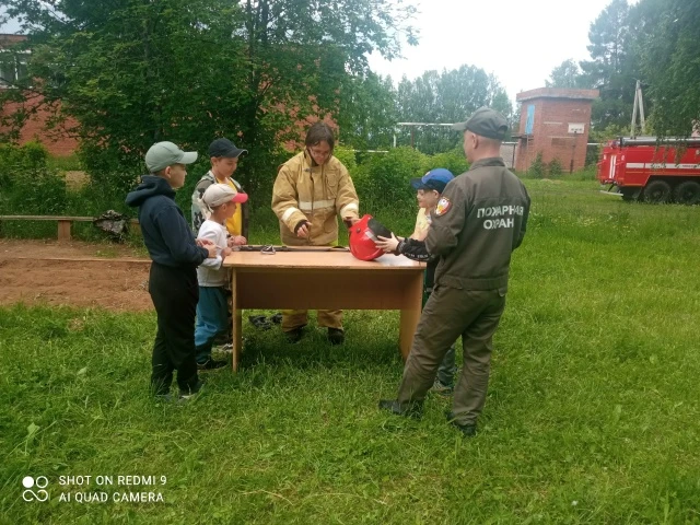 🚒 Встреча с пожарными в 
школьном лагере.
10 июня в наш школьный 
лагерь приезжали специалисты 
Юка