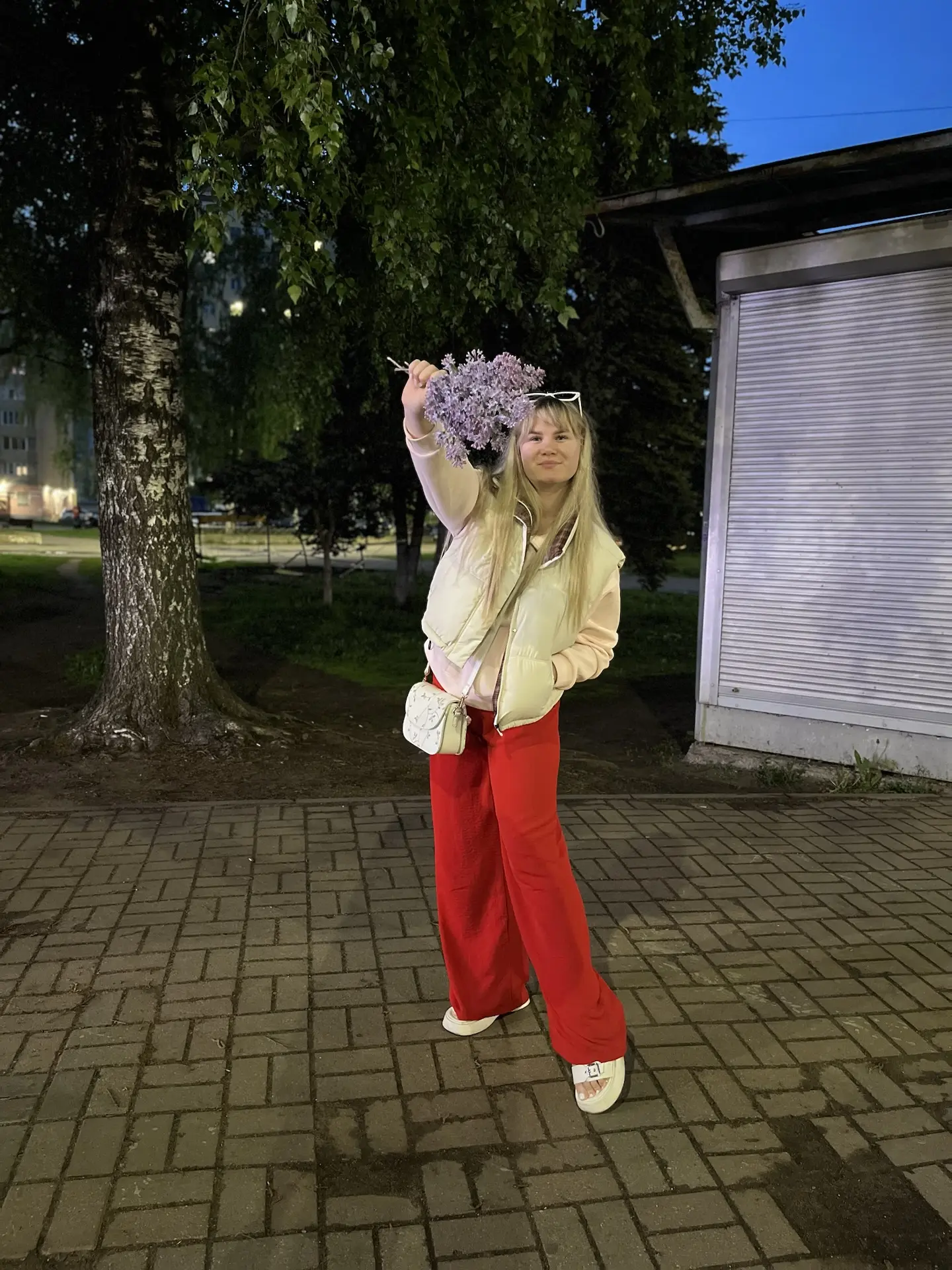 Муж цветы дарит 🎁💖