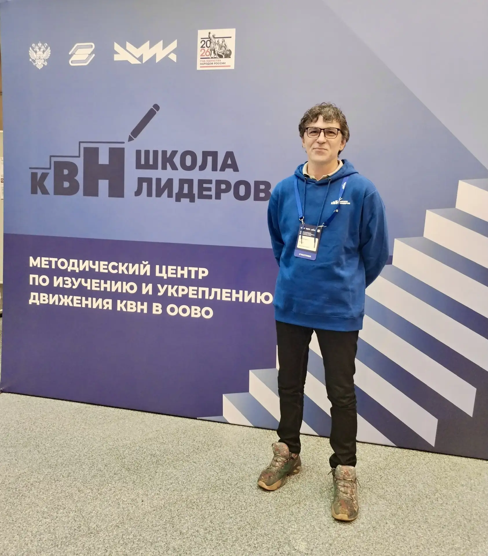 Начальник Управления молодежных инициатив и общественных коммуникаций КЧГУ Расул Богатырев принимает