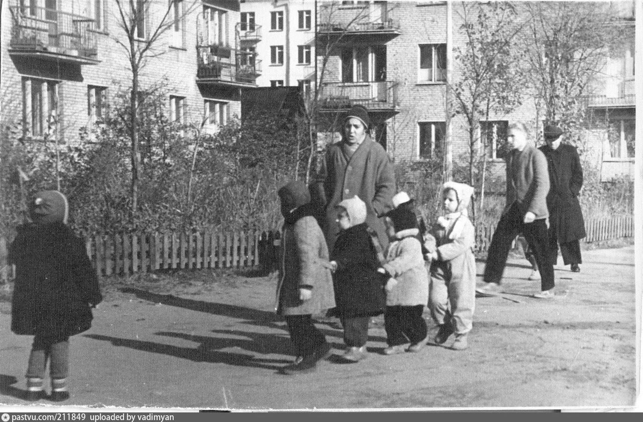 Двор домов №37 на углу 4 Гражданской и Бойцовой улиц

#ретроБогородское

Читай главный канал о Москв