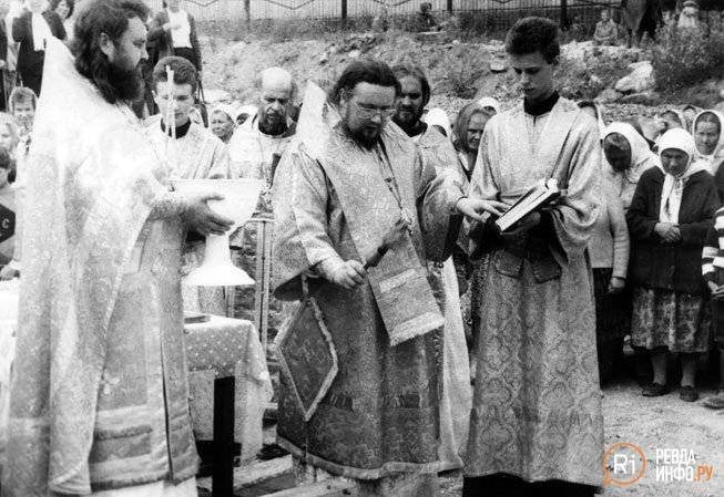 В этот день в Ревде: 18 июня 1995 года. На Угольной горе прошел Крестный ход.

По благословению епис