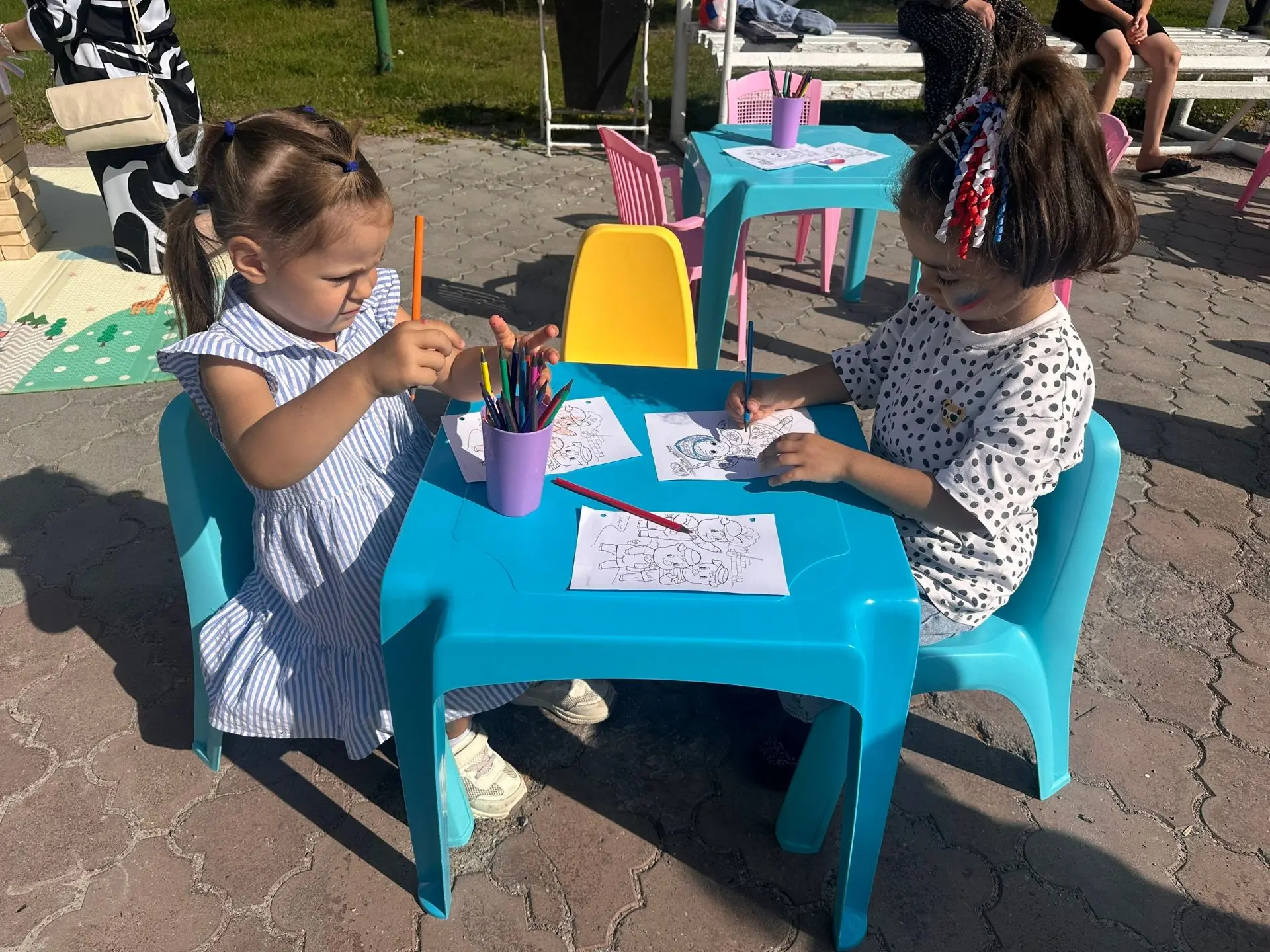 ✨Летняя библиотечная площадка «Читайте с пелёнок» в День Государственного флага Российс...