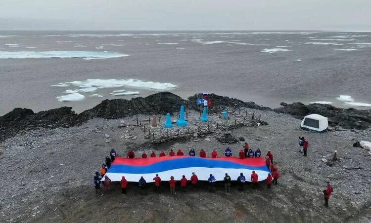 🇷🇺 Вот так приключение: волонтеры «Чистой Арктики» развернули флаг России в самой сев...