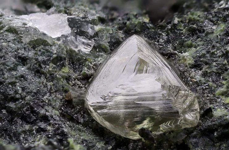 De Beers споткнулась о ближневосточный конфликт.

Anglo American готовит свою алмазную "дочку" De Be