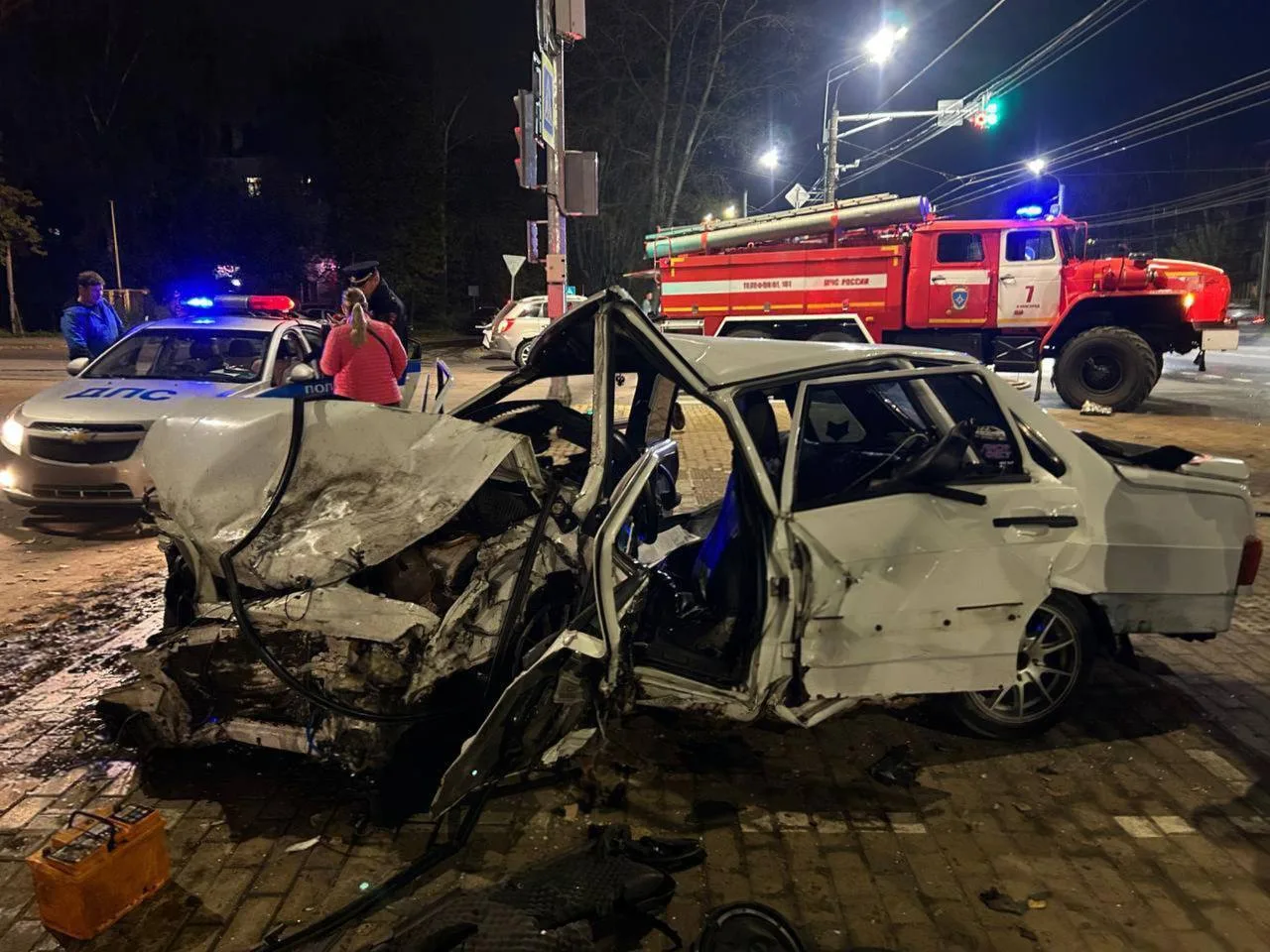 На Московском шоссе произошла авария, в результате которой автомобиль врезался в людей ...