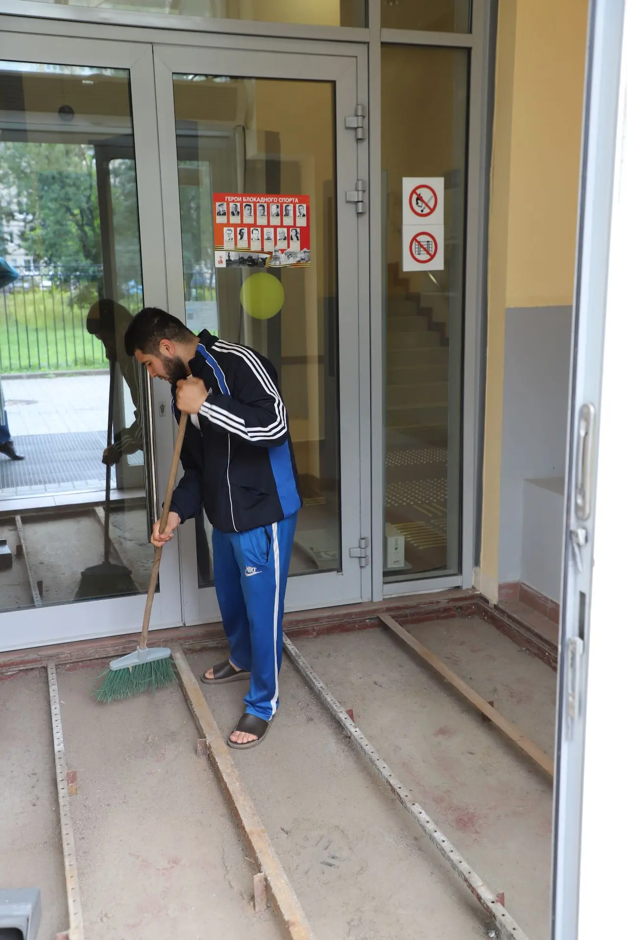«На объекте ФОК «Коммуны» силами сотрудников объекта произведена покраска стен 6 раздев...