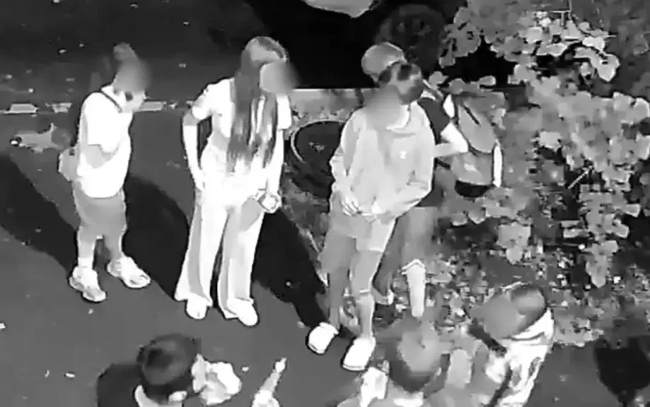 Не унимаются подростки: молодежные тусовки возле дома 10 по улице Гагарина в ночное время продолжают