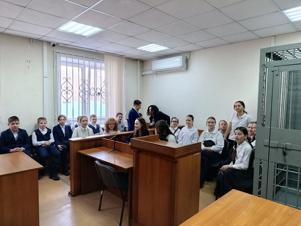 Ученики 5Д класса посетили Свердловский районный суд. Ребятам не только показали здание суда, но и п