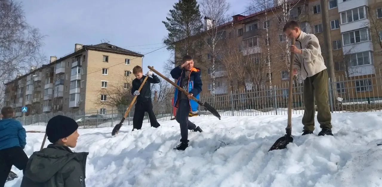🌿 Тот, кто любит свою школу  На прошлой неделе на территории гимназии кипела работа: ученики и учите