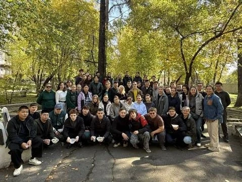 🌿 Школьники медицинского класса присоединились к к субботнику