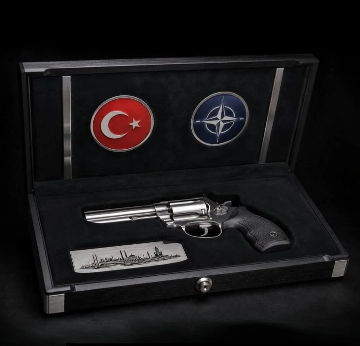 🇹🇷 Эрдоган подарил лидерам НАТО персонализированные гравированные револьверы и коробк...