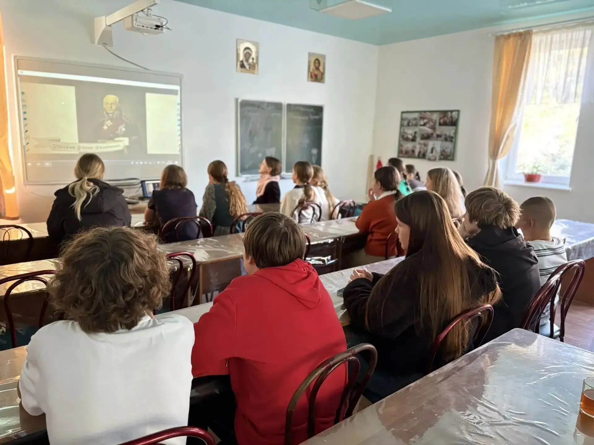 В пгт Новофедоровка при Свято-Феодоровском храме открылся молодёжный клуб "Парус"