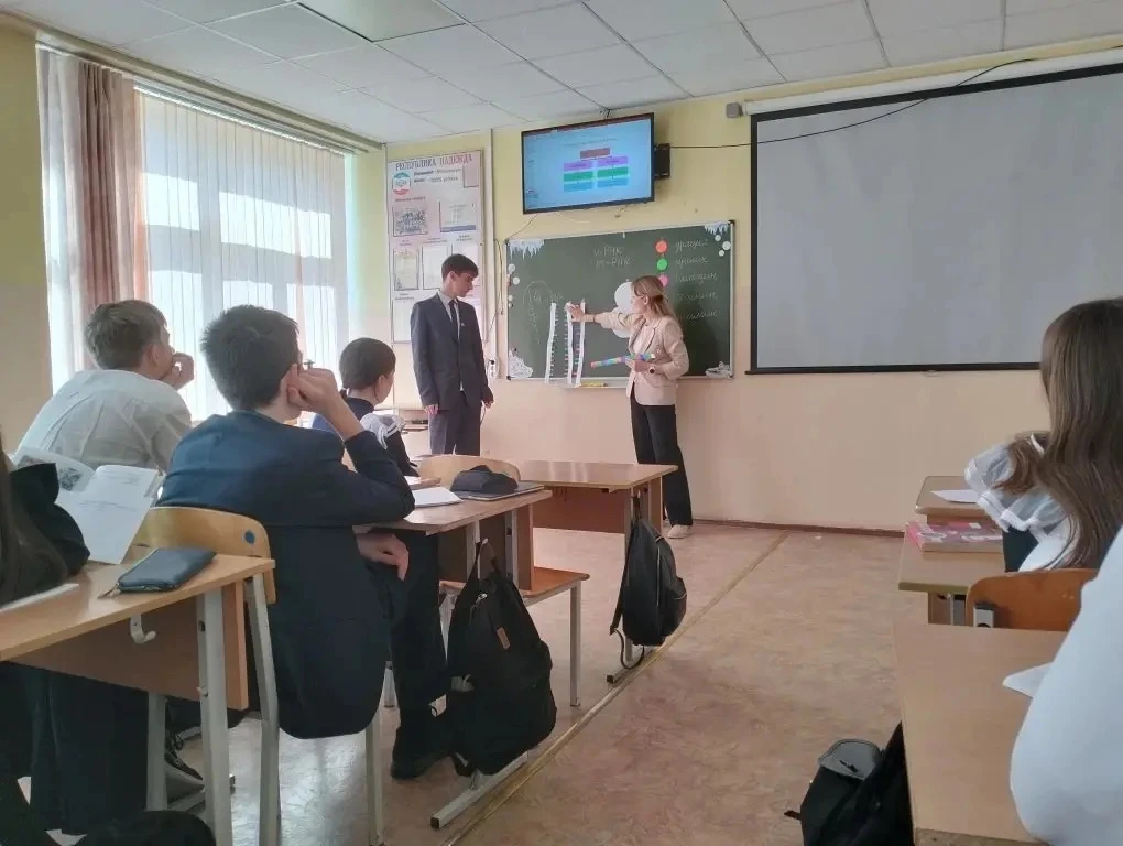🎓В ходе Предметной недели естественно-научного цикла в 1 корпусе советник директора по воспитанию, у