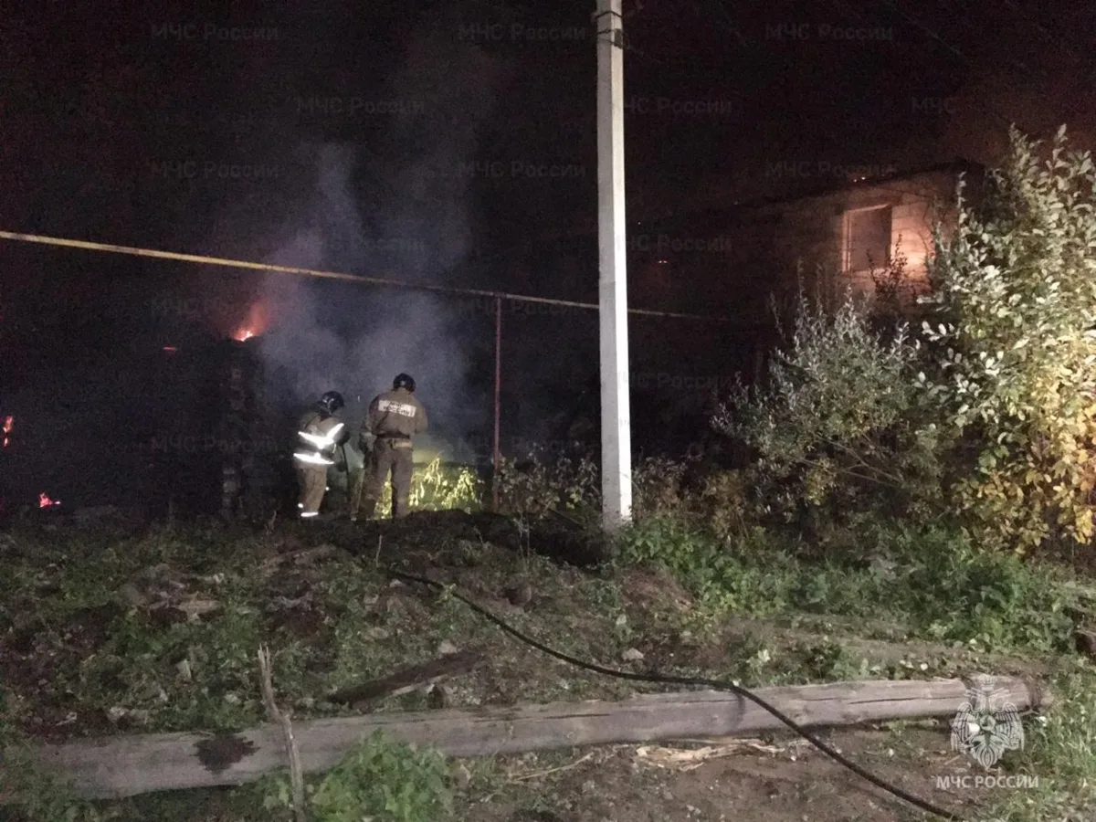 🔥🚒Снова серьёзный пожар рядом с Арамилью. В Октябрьском ночью горел жилой дом