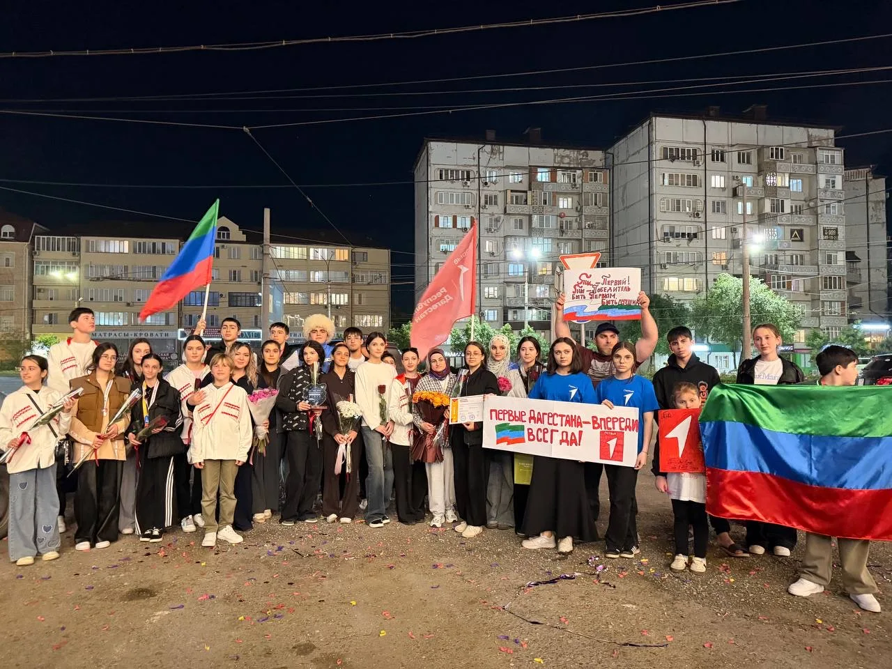 ЧЕМПИОНЫ ДОМА! 👏👏👏  Активисты Движения Первых совместно с родителями участников проекта встретили на