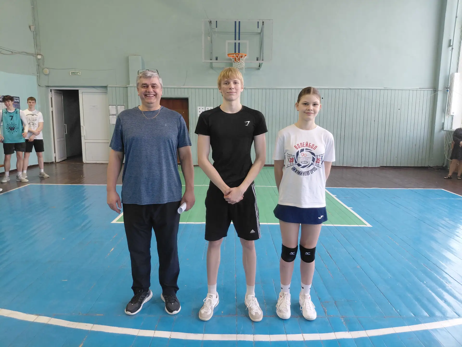 Несмотря на весенние каникулы жизнь в школе кипит! 1 апреля состоялся турнир по волейболу среди сбор