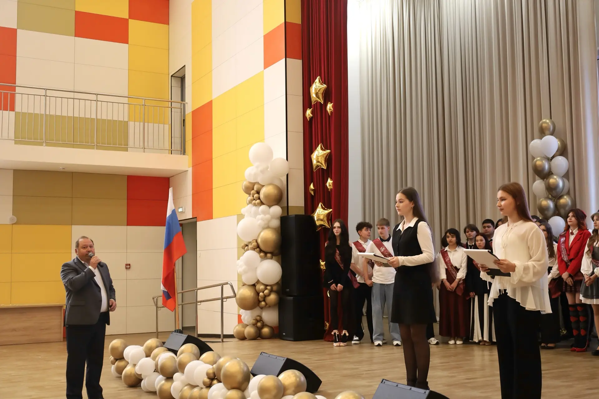 🎓 Сегодня в нашей школе прозвенел последний звонок для 9в и 9г классов.  Позади — девять лет уроков,