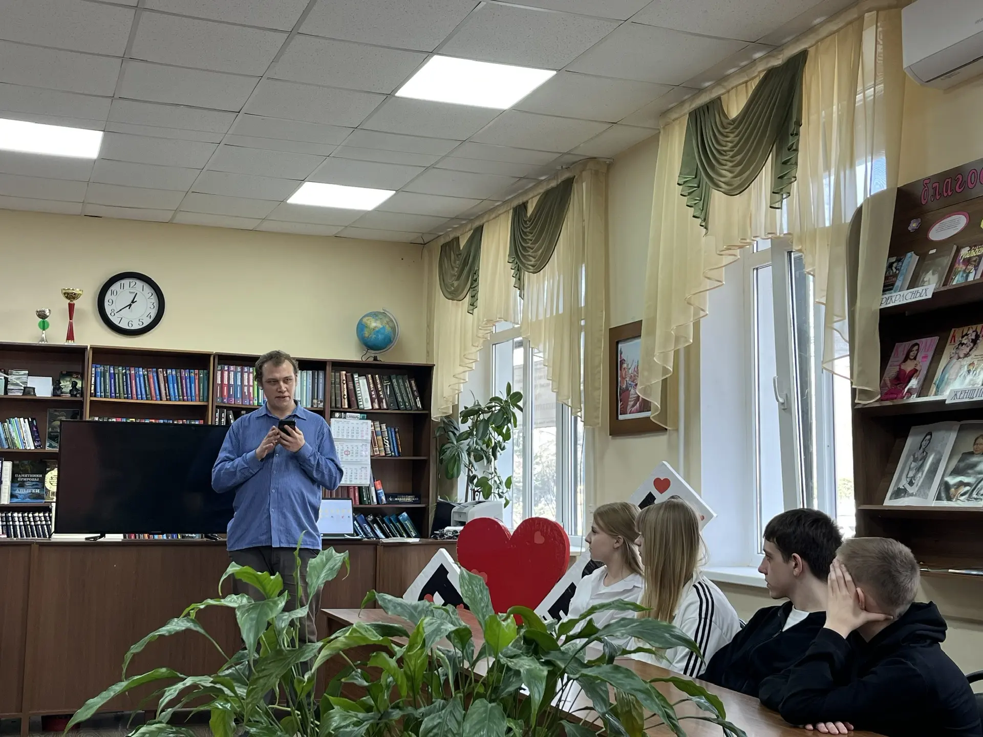 📚💪🏻 Литературный десант  В преддверии Всемирного дня поэзии наш 8 «А» класс совершил культурный выхо