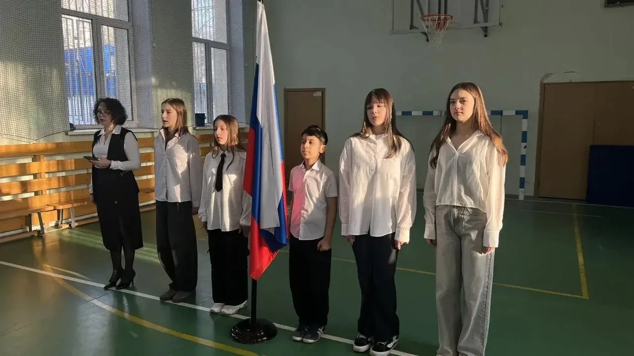 🇷🇺 Утро понедельника: Церемония поднятия флага в Школе 536  🙌 Сегодня, как и положено по традиции, у
