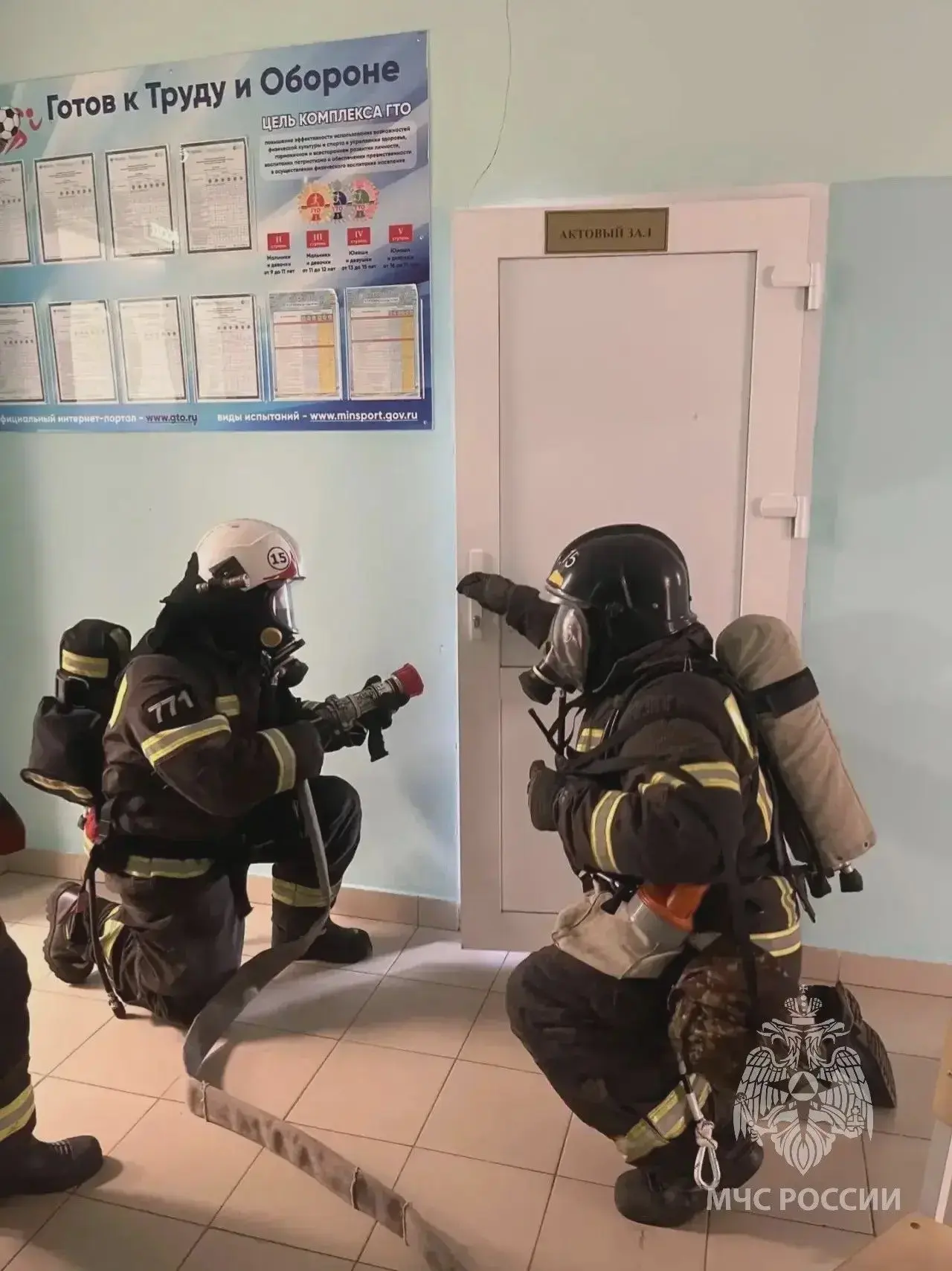 🚒 В Крестцах отработали условный пожар в школе