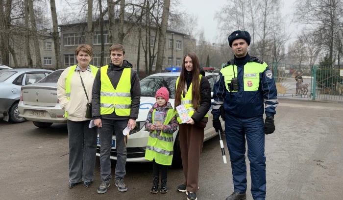 Госавтоинспекция и родительский патруль напомнили правила перевозки детей Сотрудники Госавтоинспекци