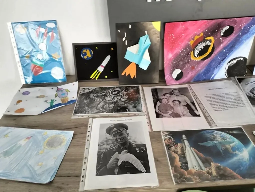 🖼️ 🚀 Выставка рисунков ко Дню космонавтики от наших маленьких орлят.  1В: Благинина Ксения, Ишаев Се