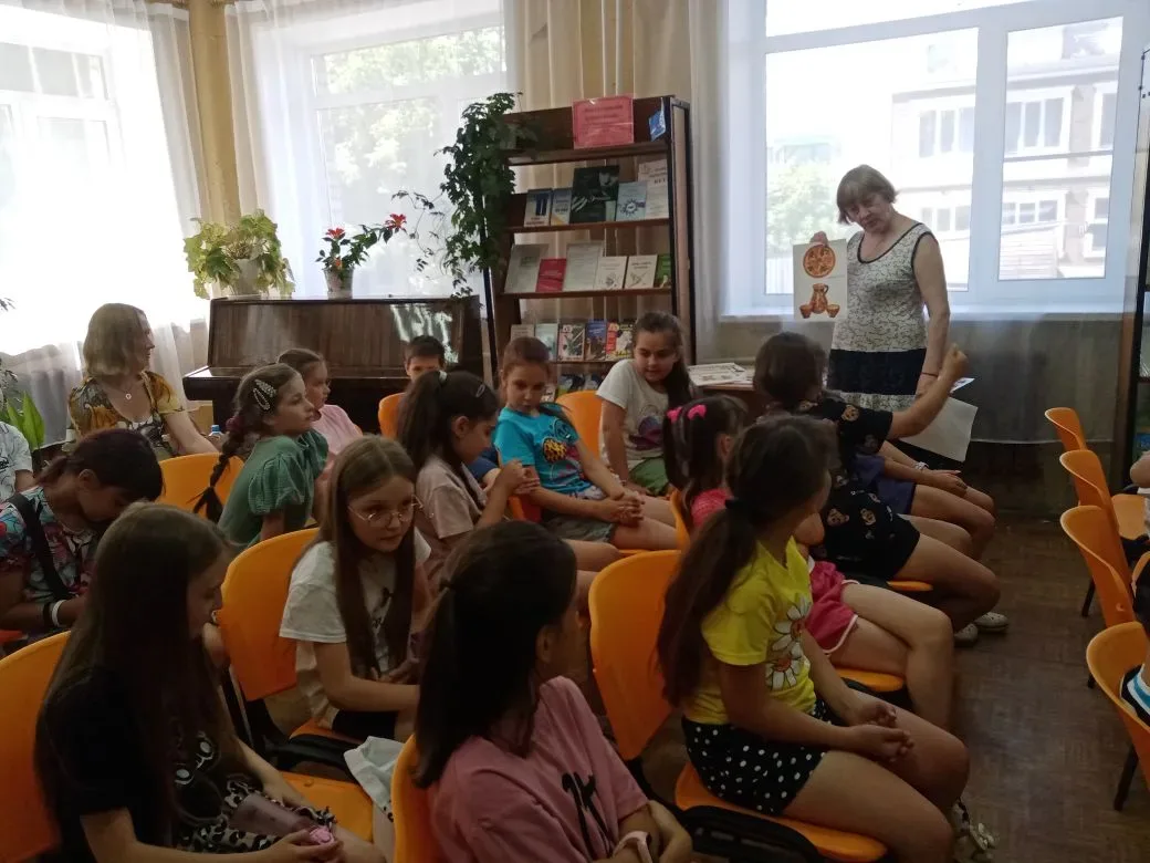 2-й отряд – в библиотеке: квиз «Страна, в которой я живу» 🇷🇺

Ребята отгадывали загадки, вспоминал